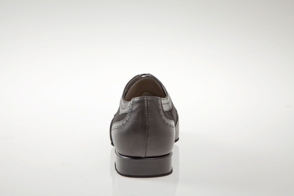 Diese Tanzschuhe haben einen schockabsorbierenden 2cm Absatz .
